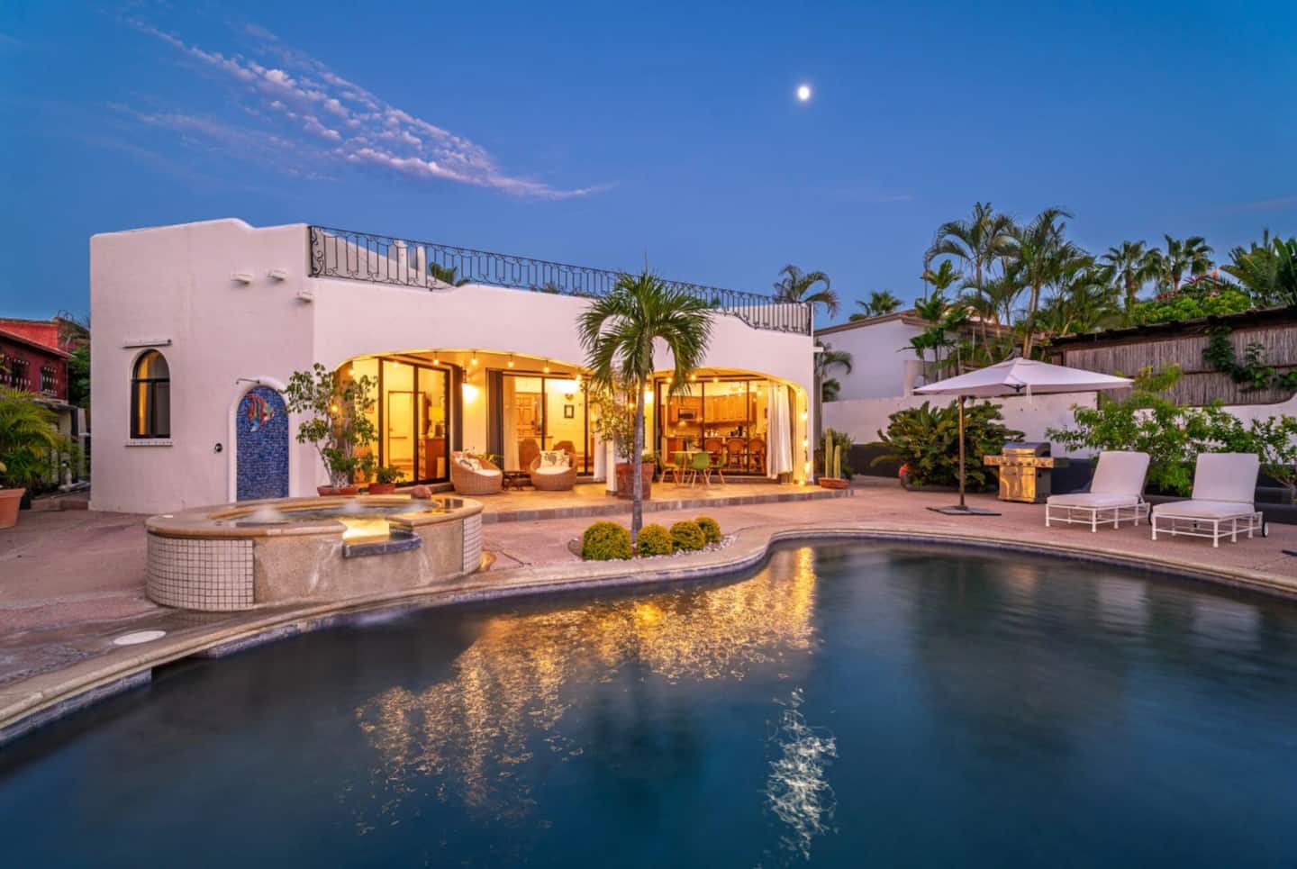 Palm-lined villa near the beach in Los Cabos corridor