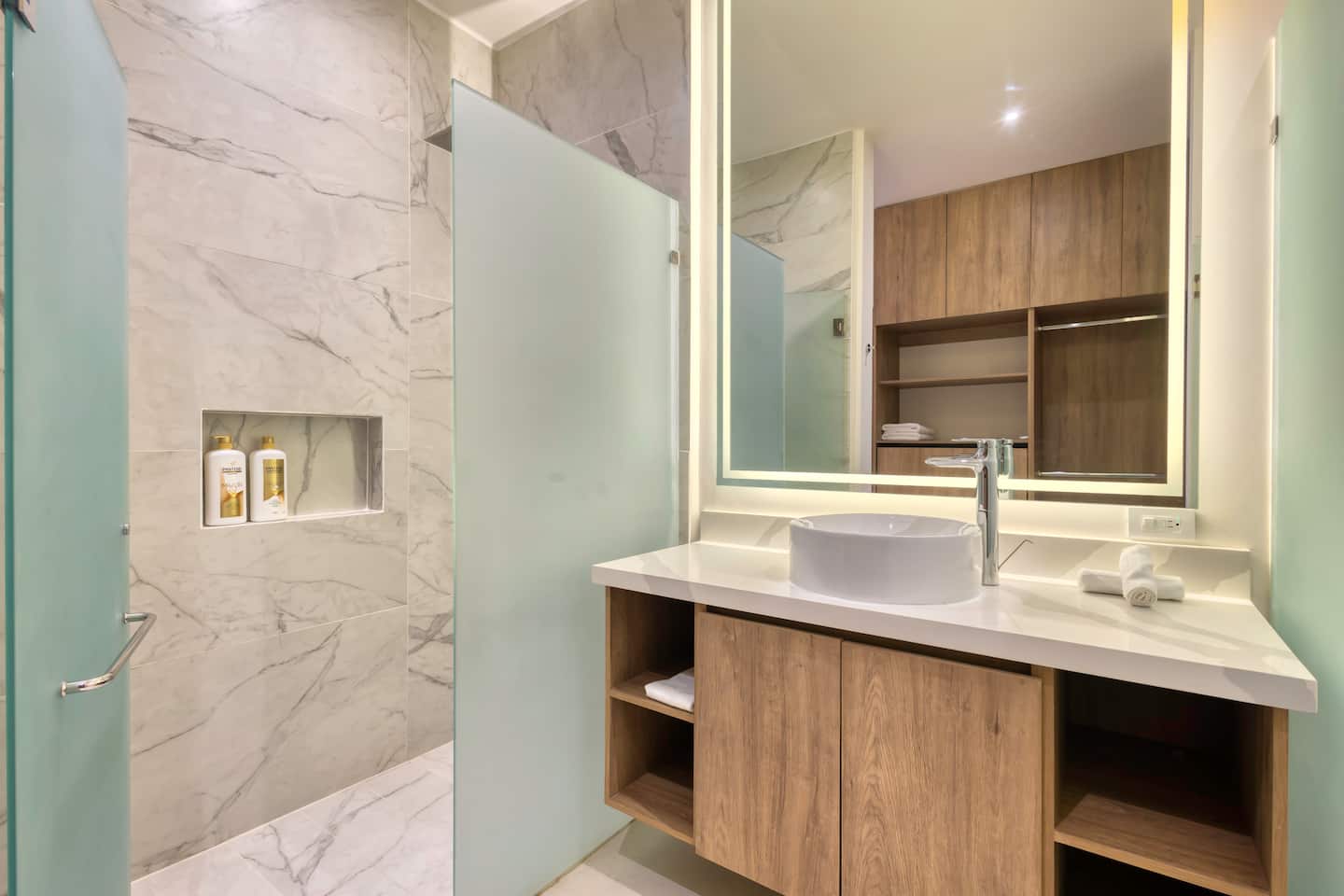 Iconic Arch Views | Modern Design 26