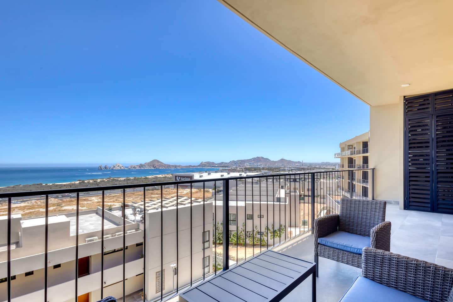 Iconic Arch Views | Modern Design 4