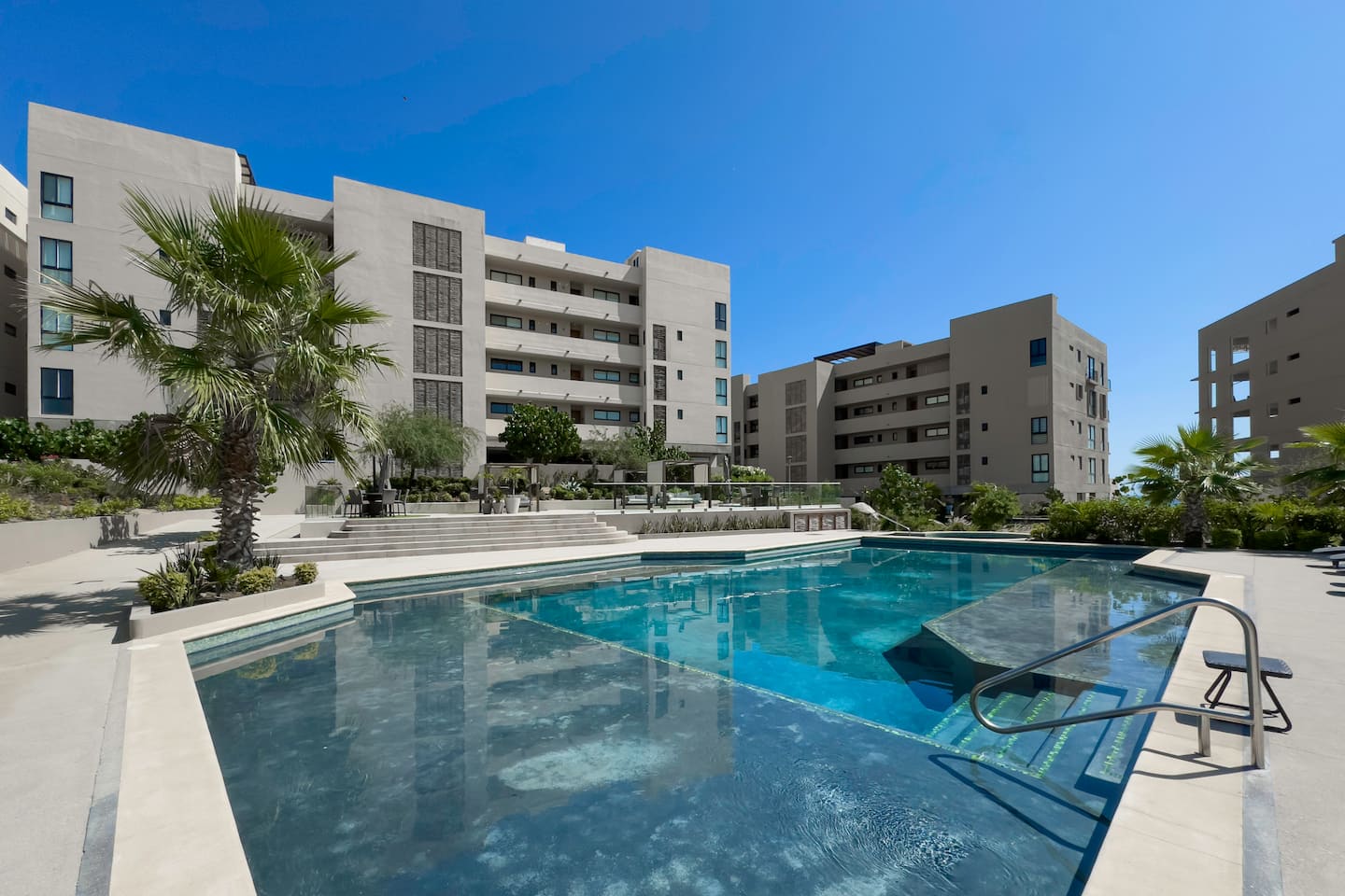 Iconic Arch Views | Modern Design 5