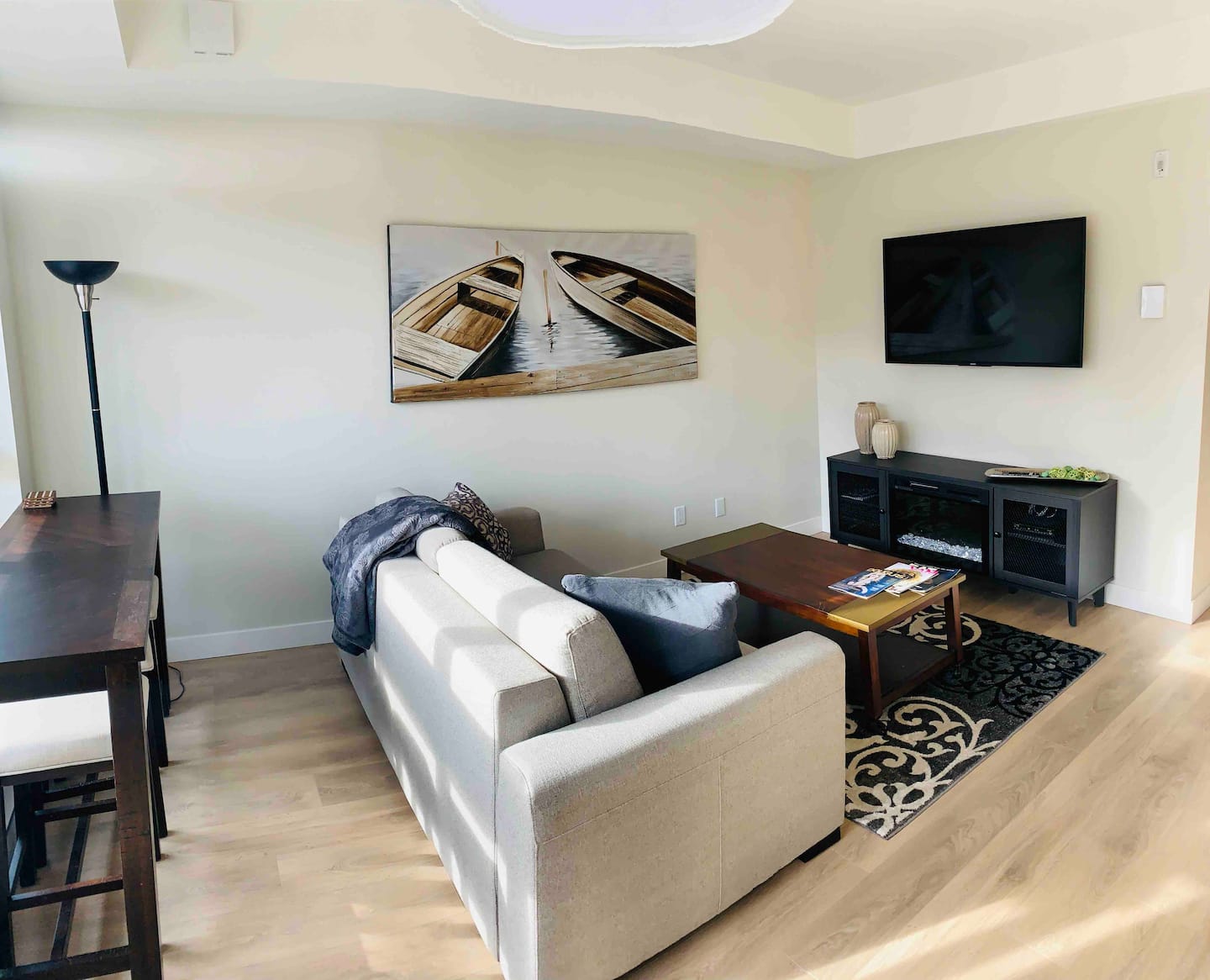 Vibrant Victoria: 1BR Condo in Downtown Hub 2