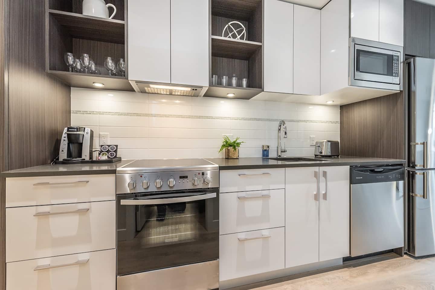 Vibrant Victoria: 1BR Condo in Downtown Hub 7