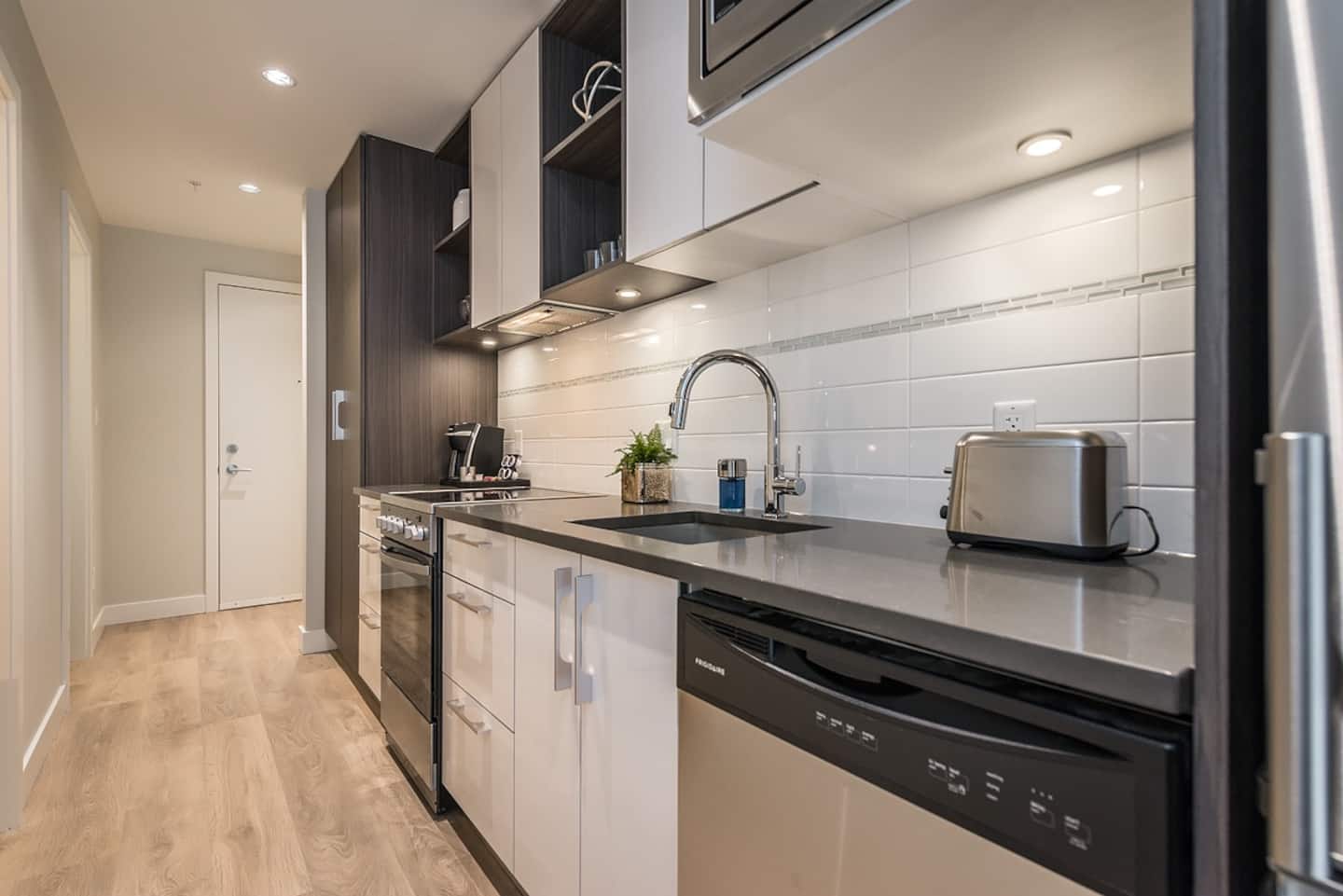 Vibrant Victoria: 1BR Condo in Downtown Hub 8