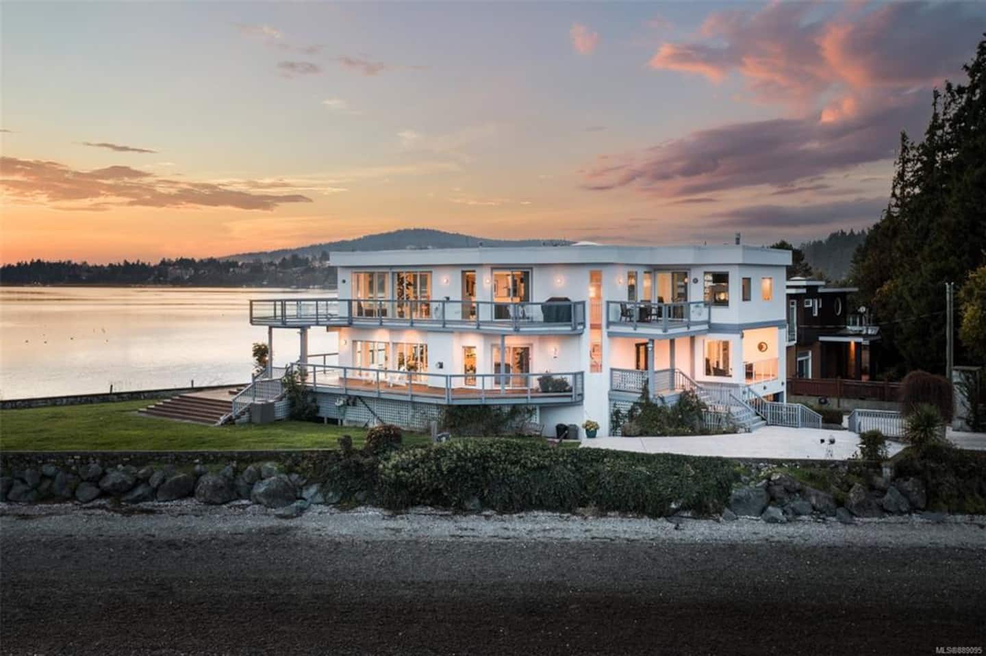 Victoria's Sea-Cret Stunning Oceanfront Home