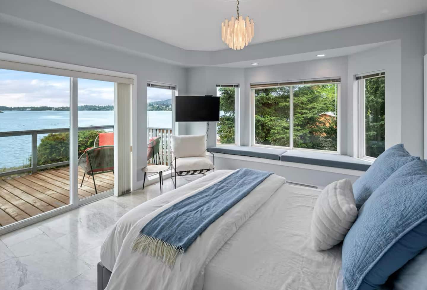 Victoria's Sea-Cret Stunning Oceanfront Home 31