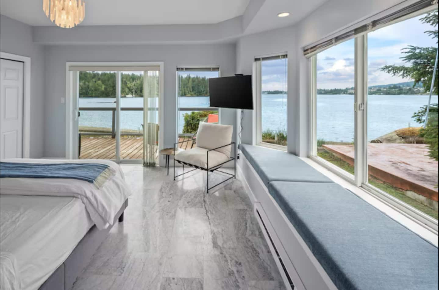Victoria's Sea-Cret Stunning Oceanfront Home 32