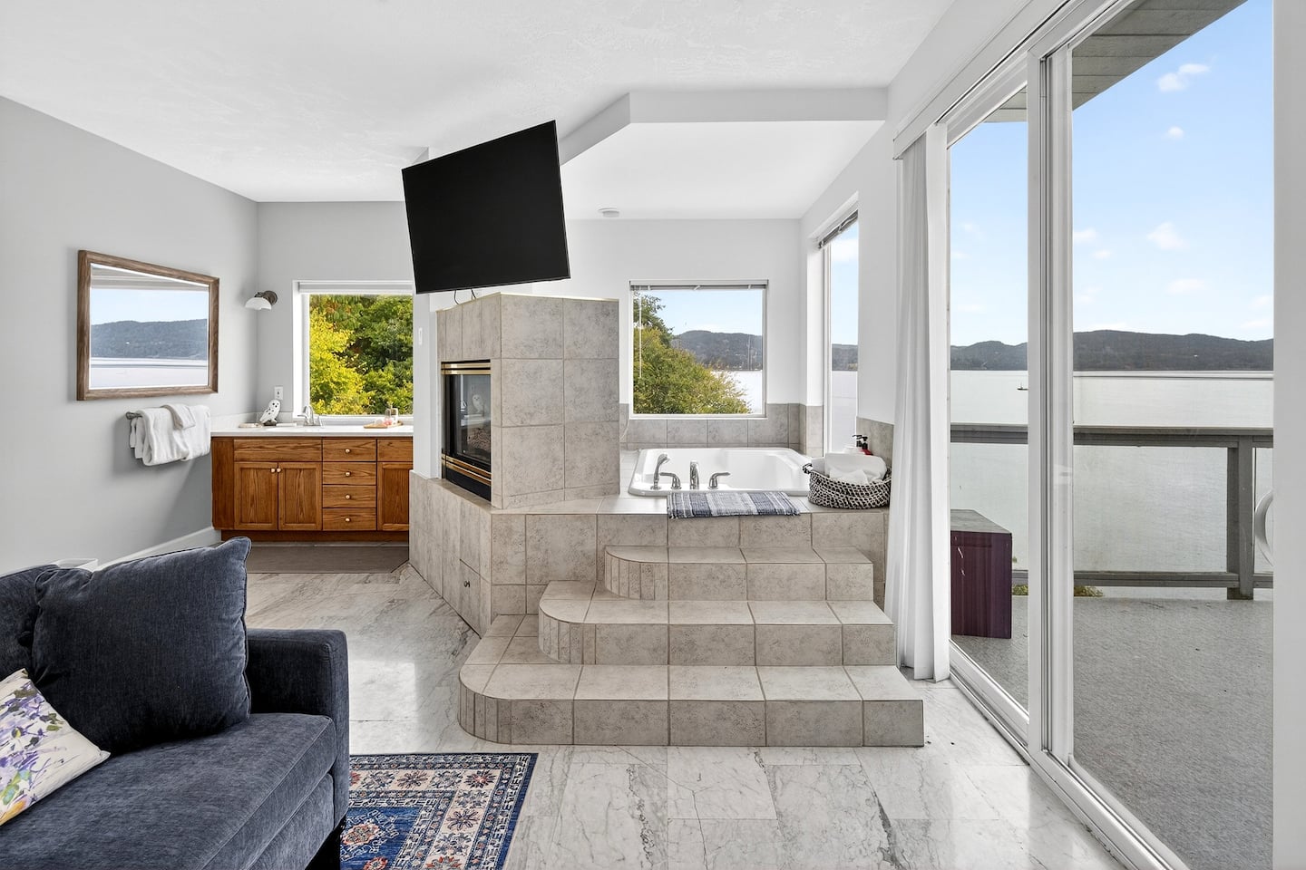 Victoria's Sea-Cret Stunning Oceanfront Home 36