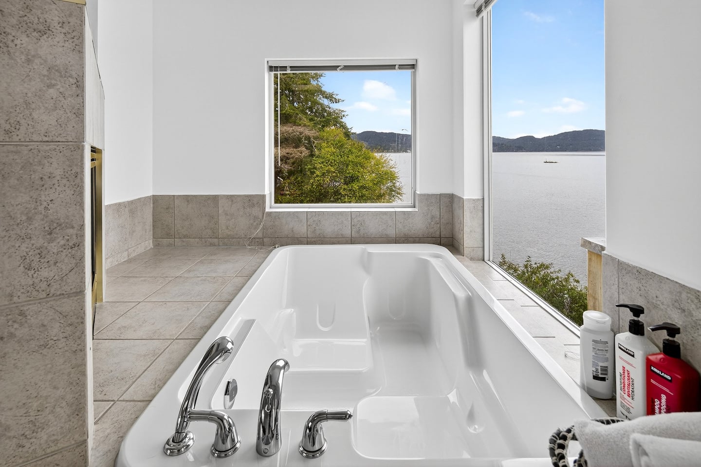 Victoria's Sea-Cret Stunning Oceanfront Home 37