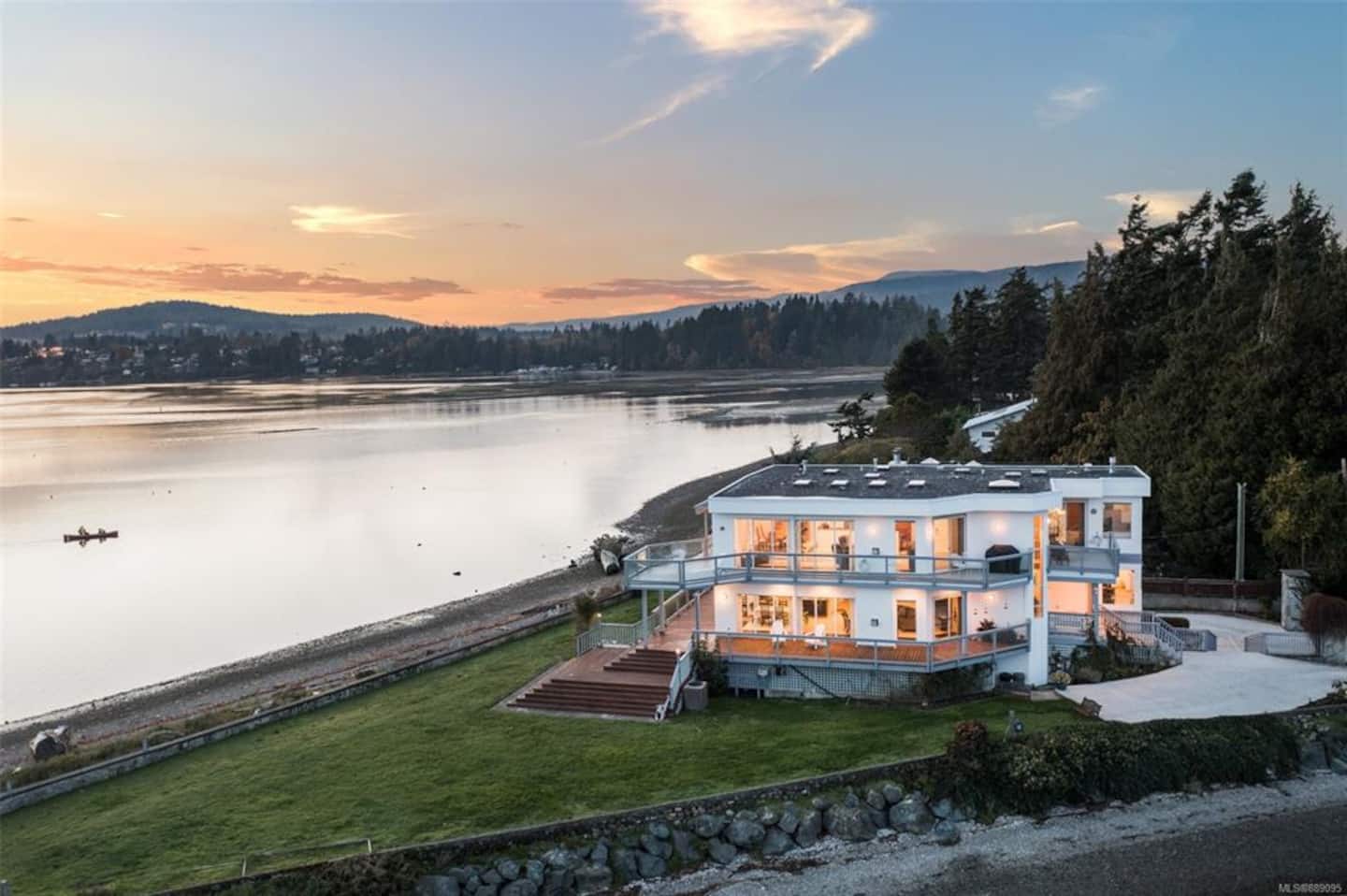 Victoria's Sea-Cret Stunning Oceanfront Home 5