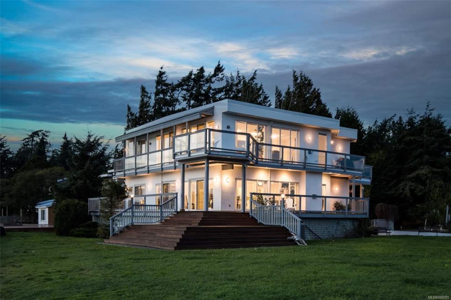 Victoria's Sea-Cret Stunning Oceanfront Home 6