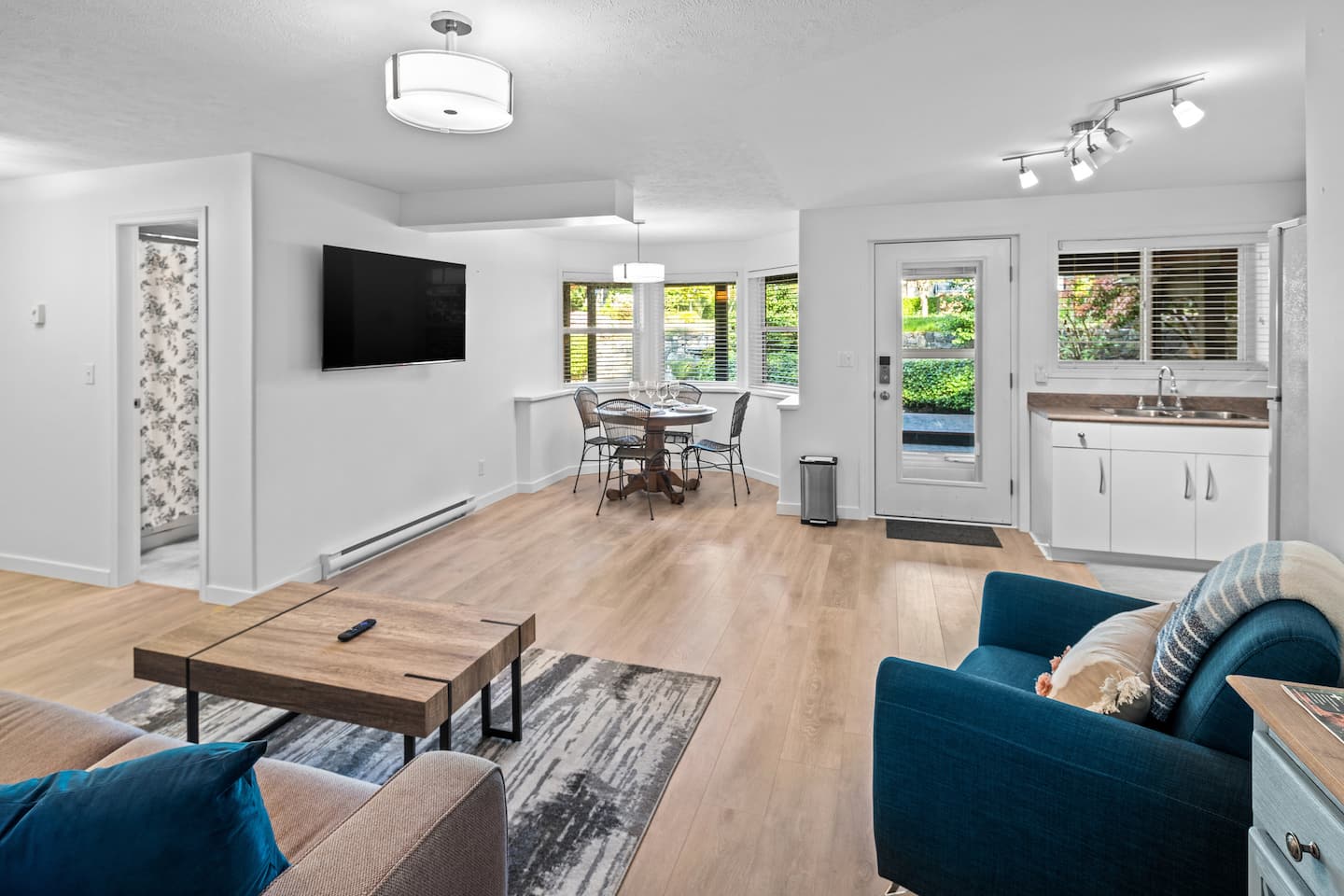 Golfside Guest-suite near YYJ 3