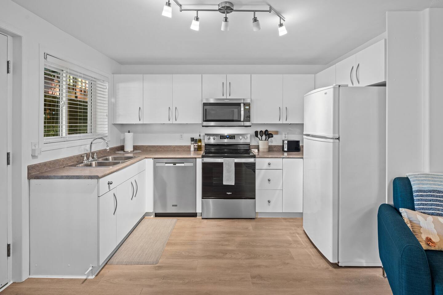 Golfside Guest-suite near YYJ 5