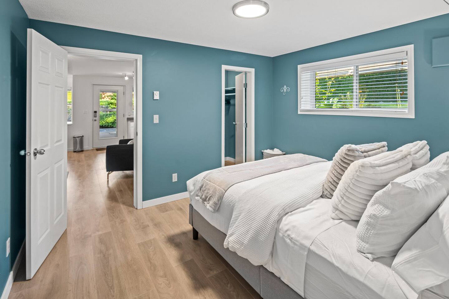 Golfside Guest-suite near YYJ 6