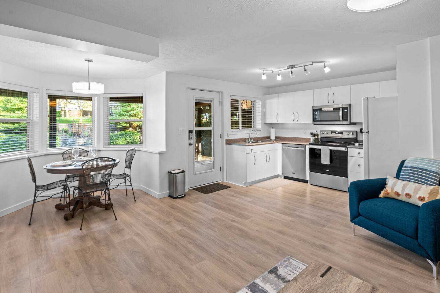 Golfside Guest-suite near YYJ 8