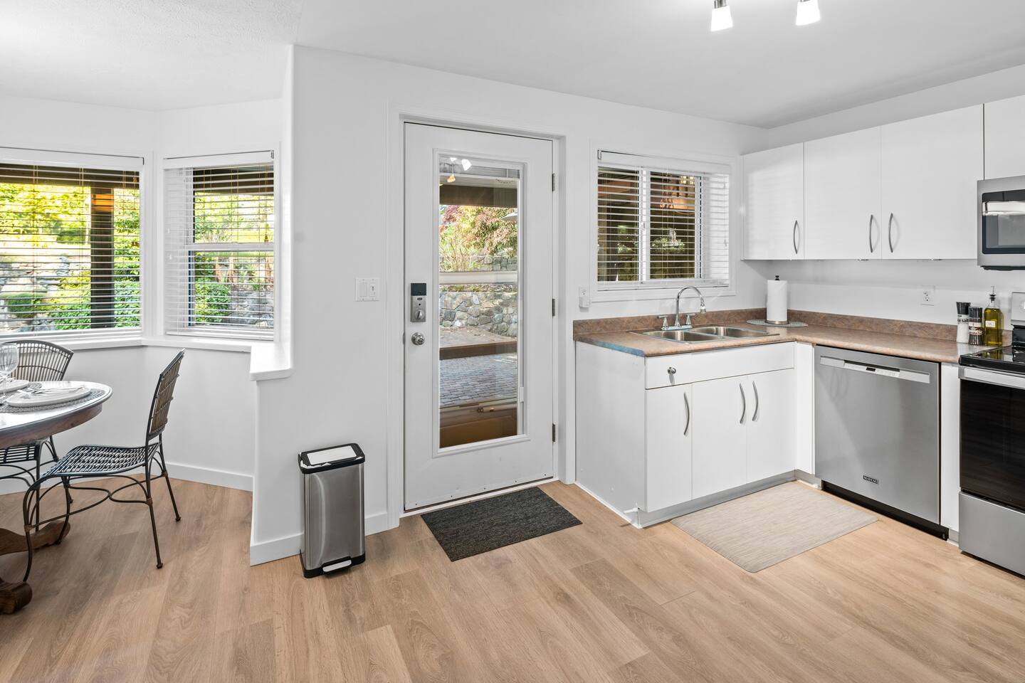 Golfside Guest-suite near YYJ 9