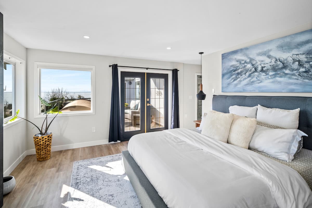 Beachfront, Hot Tub, King Beds. 9
