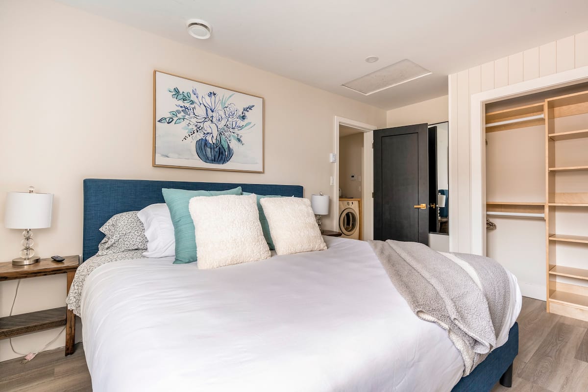 Beachfront, Hot Tub, King Beds. 2