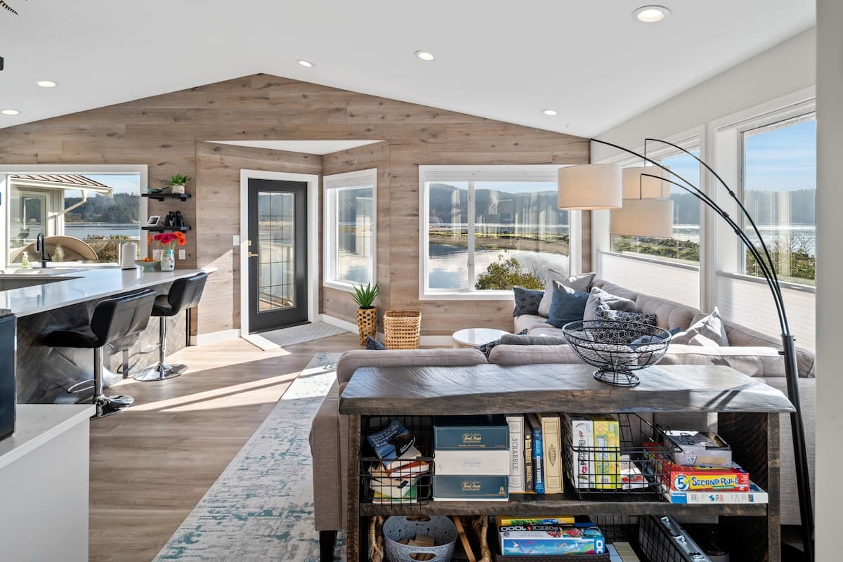 Beachfront, Hot Tub, King Beds. 6