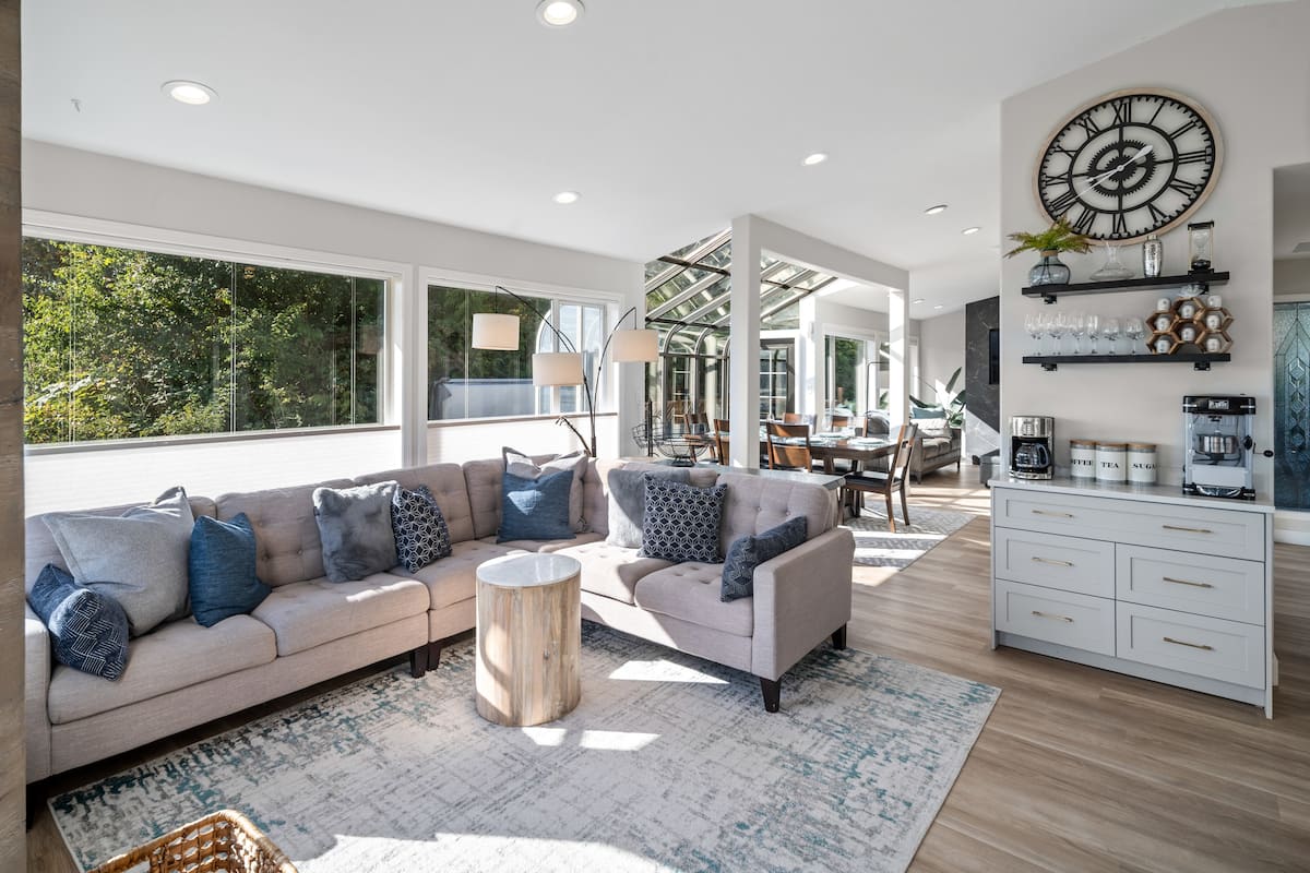 Beachfront, Hot Tub, King Beds. 10