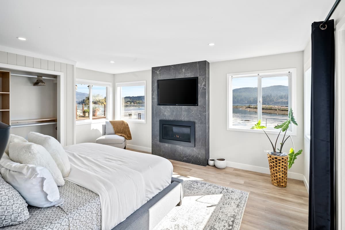Beachfront, Hot Tub, King Beds. 11