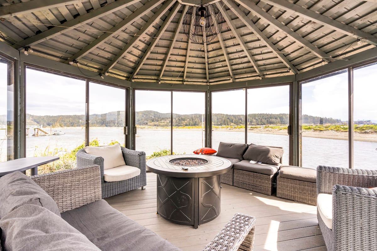 Beachfront, Hot Tub, King Beds. 14