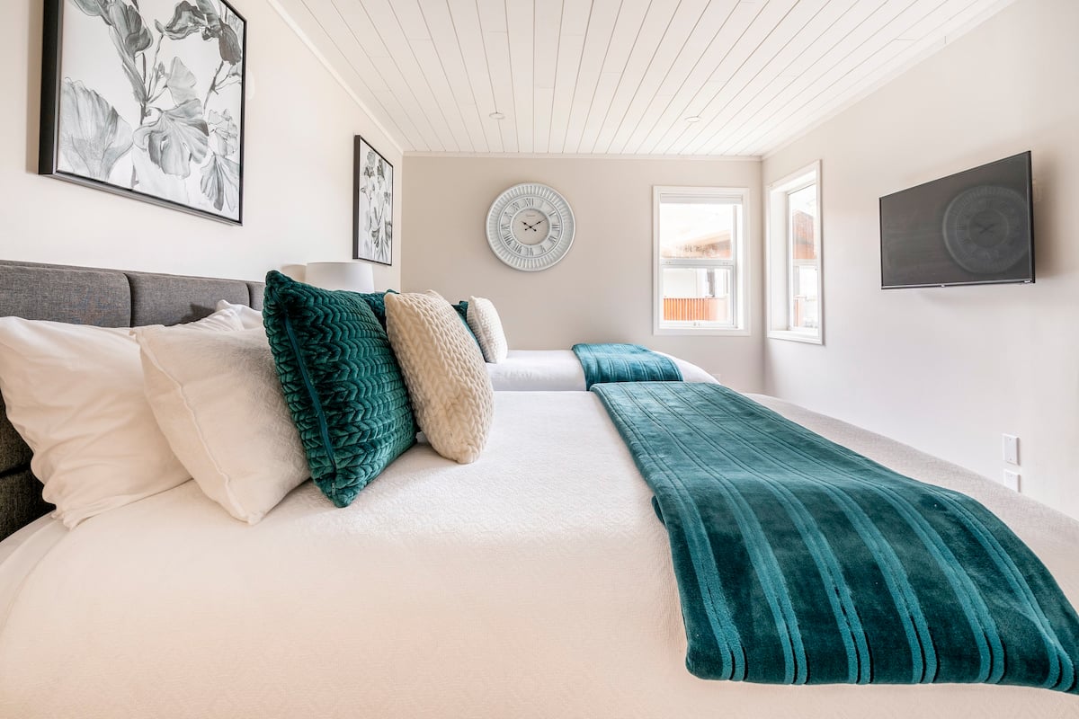 Beachfront, Hot Tub, King Beds. 15