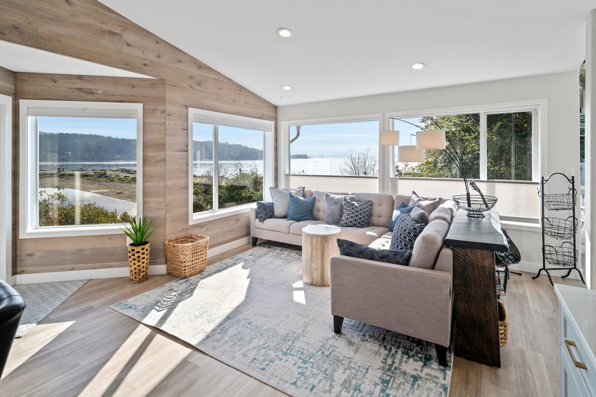 Beachfront, Hot Tub, King Beds. 13