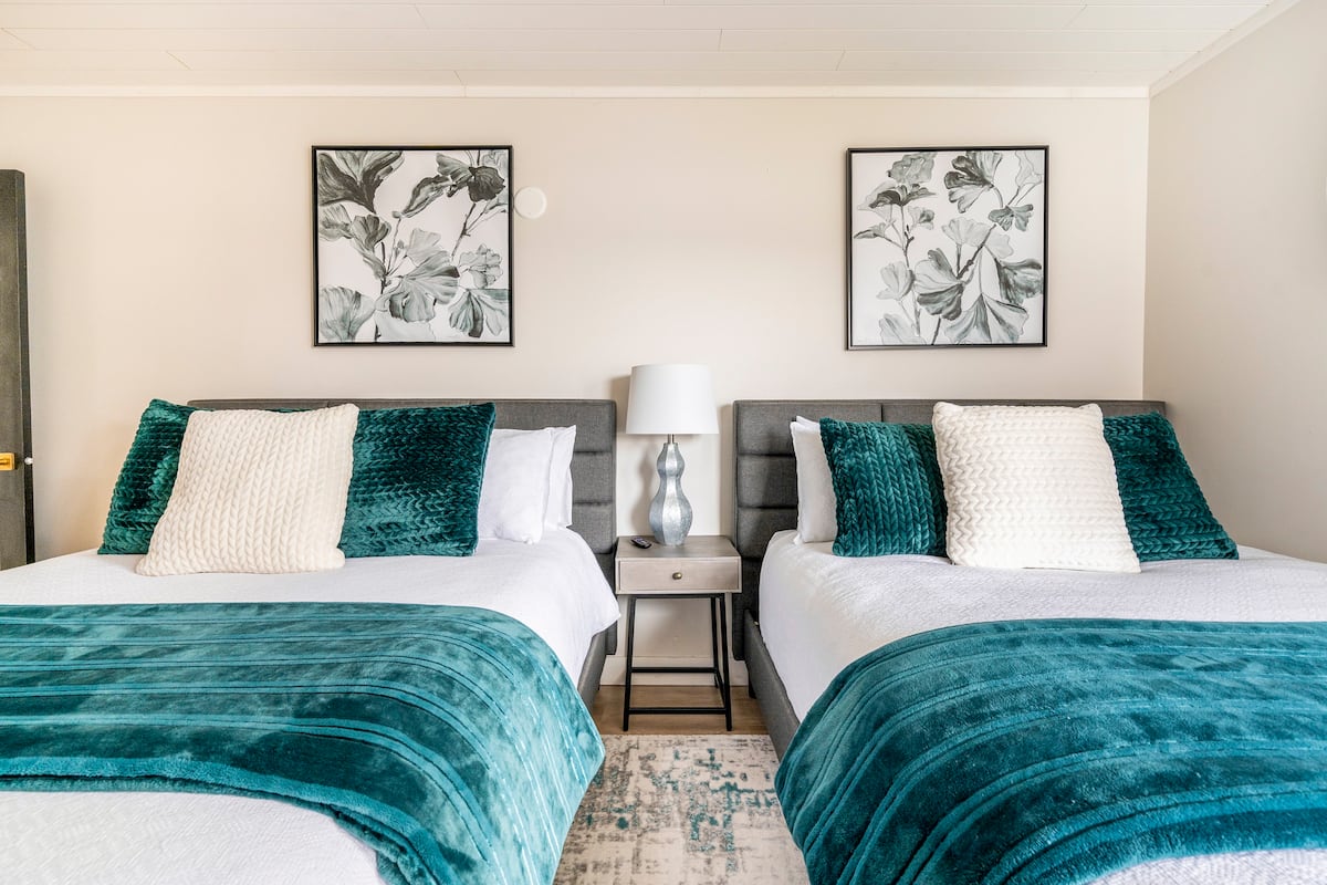 Beachfront, Hot Tub, King Beds. 16
