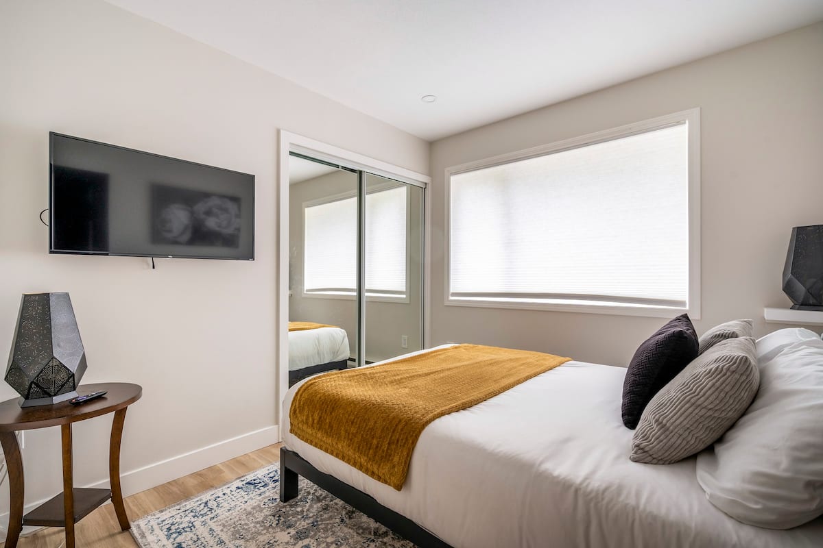 Beachfront, Hot Tub, King Beds. 17