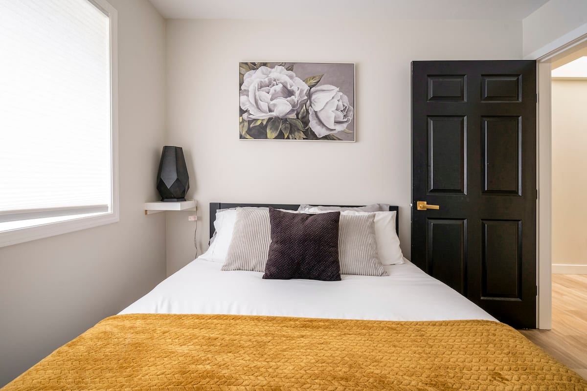 Beachfront, Hot Tub, King Beds. 18