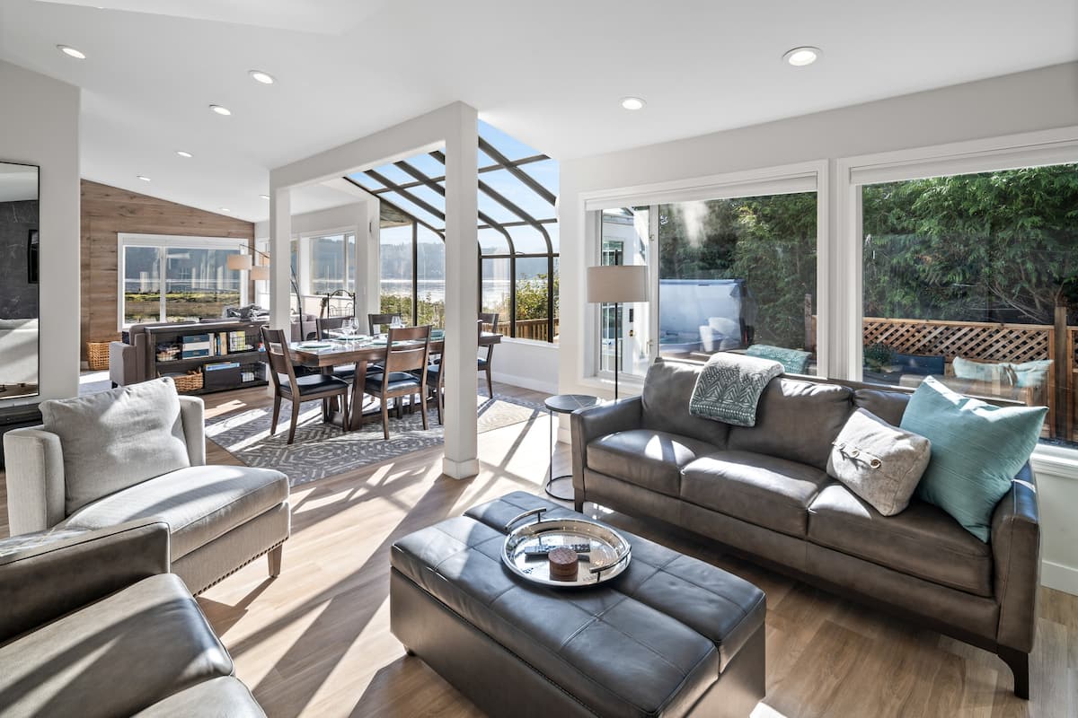 Beachfront, Hot Tub, King Beds. 19